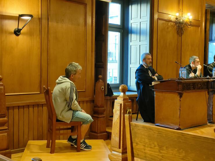 O acusado do crime de Tirán (Moaña), escoita o veredicto do xurado que o declarou culpable de asasinar á súa veciña e de tentar roubarlle / Europa Press
