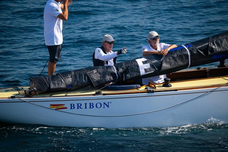 O rei Juan Carlos navega no Bribón durante a oitava regata do Rei Juan Carlos I, na ría de Pontevedra, a 1 de outubro de 2023 / Elena Fernández - Arquivo