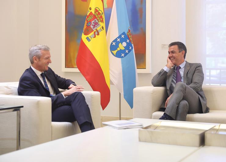 O presidente do Goberno de Galicia, Alfonso Rueda (i) e o presidente do Goberno, Pedro Sánchez (d), durante a súa reunión no Palacio da Moncloa, a 28 de xullo de 2022, en Madrid / Eduardo Parra - Arquivo