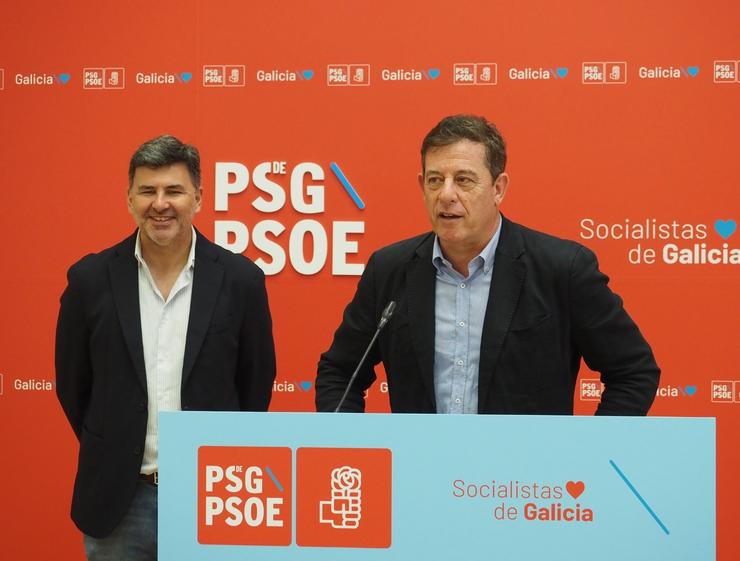 O secretario xeral do PSdeG, José Ramón Gómez Besteiro, en rolda de prensa xunto co eurodeputado socialista Nicolás González Casares.. PSDEG / Europa Press