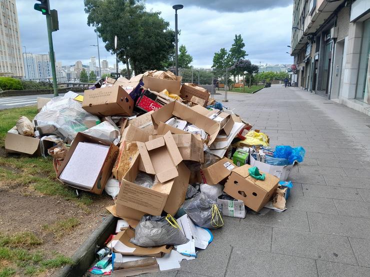 Papel e cartón depositado nas rúas da Coruña / Europa Press