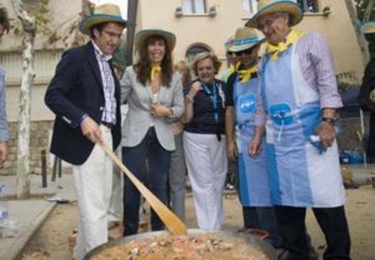 Feijóo nun concurso de Paellas en Sarriá canda a líder do PP catalán.