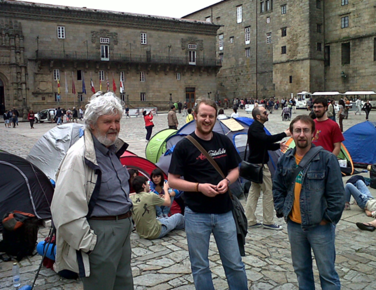 Beiras (esquerda), voceiro de Anova e Xoán Hermida (dereita), voceiro de Ecosocialistas, antes dun acto na Acampada Obradoiro