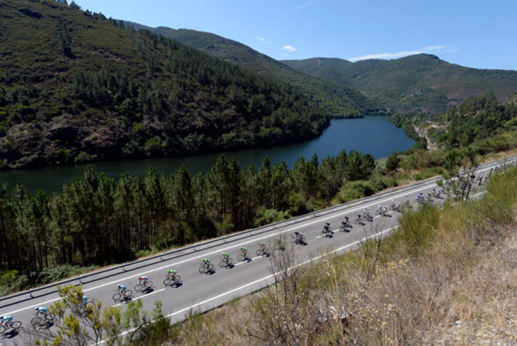 O pelotón de La Vuelta na etapa que partiu da Ribeira Sacra. 