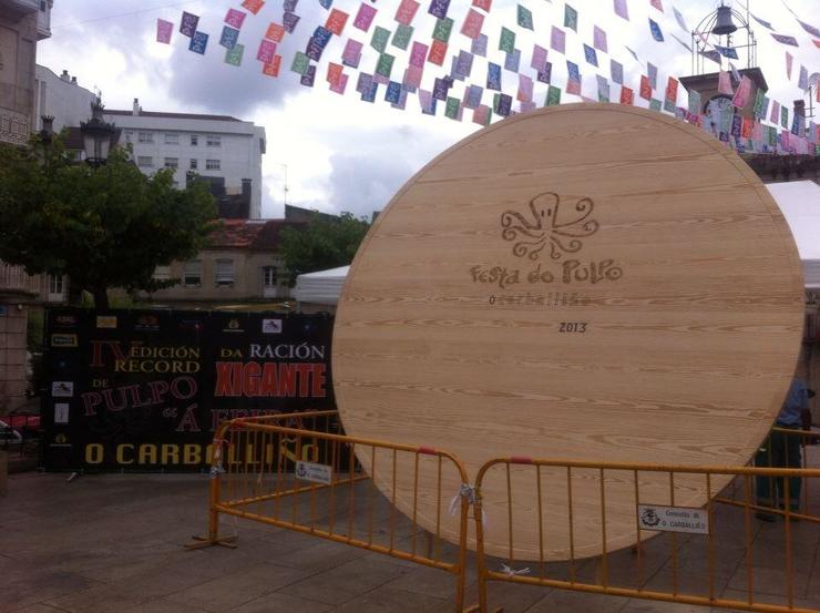 O prato de madeira da ración de polbo á feira máis grande do mundo, en Carballiño 