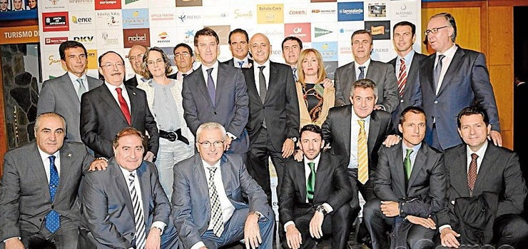 O presidente da Xunta, Alberto Núñez Feijóo, cos representantes de El Corte Inglés-Hipercor Santiago, galardonada cun premio 