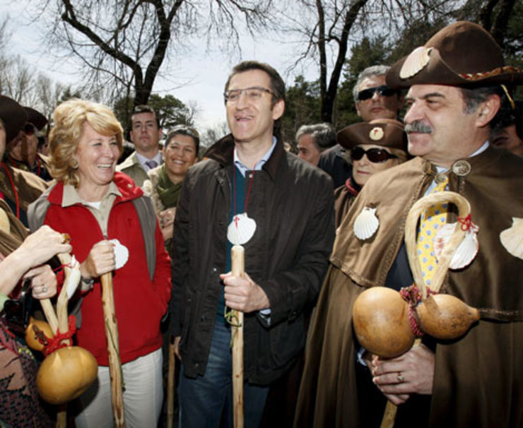 Feijóo co típico bastón e cuncha de peregrino nun pequeno tramo que fixo coa ex presidenta da Comunidad de Madrid, Esperanza Aguirre.