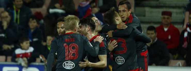 Orellana celebra con Josep Señé o primeiro gol celeste en Granada. 