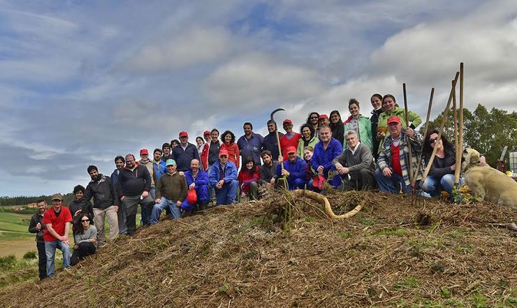 Voluntarios e veciños que traballaron na recuperación da Croa do Castro de Cerqueda, en Malpica, xunto con integrantes da Asociación Cultural Raigañas 