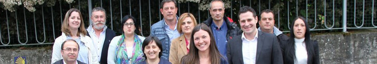 Mayra García Bermúdez, alcaldesa de Trabada, con integrantes da súa lista e o líder do PSdeG, José Ramón Besteiro