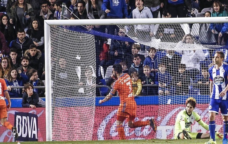 Negredo celebra o gol ante a desolación de Lux e Navarro. 