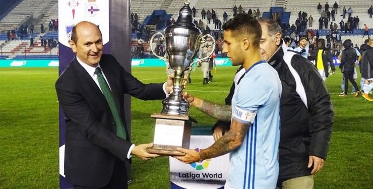 Rafael Louzán entrega a copa do torneo a Hugo Mallo. / @futgal