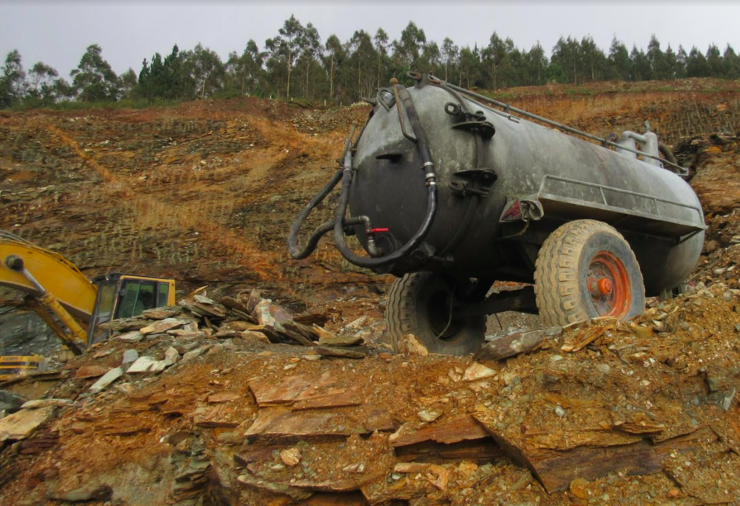 Cisterna denunciada polos veciños e usada nos traballos dunha empresa louseira en Mondoñedo.