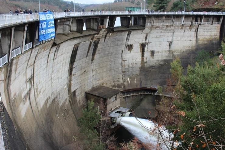 Pancarta despregada en el embalse de Eiras