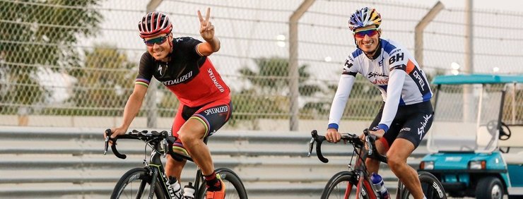 Javi Gómez Noya, en Abu Dabi, roda na bici co seu amigo e rival Mario Mola. 