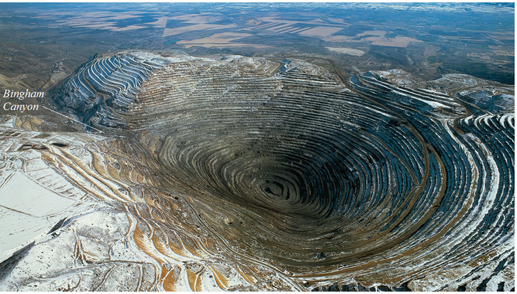 Buraco da mina de Bingham Canyon, en Utah, EE.UU. Ten 9 quilómetros de longo por 1,2 de fondo