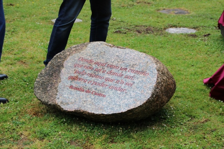 Pedra gravada con versos de Rosalía de Castro no 'Xardín das pedras que falan', en Santiago de Compostela 