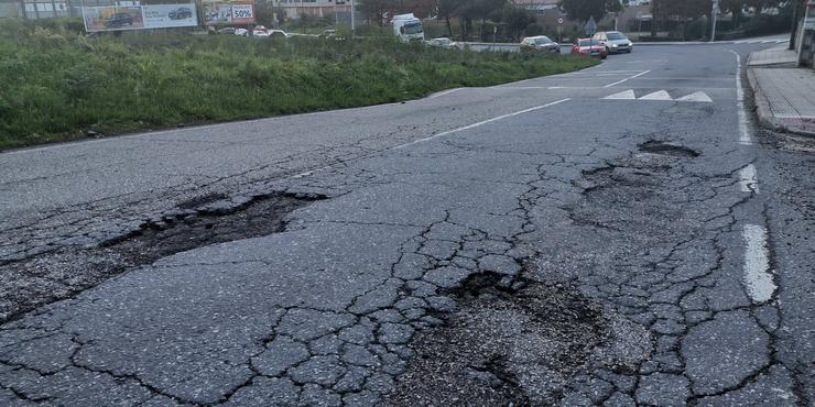 Imaxe do mal estado dunha estrada con fochancas. Arquivo