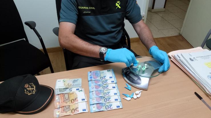 Detido sorprendido cunha ducia de envoltorios de cocaína escondida no coche.. GARDA CIVIL