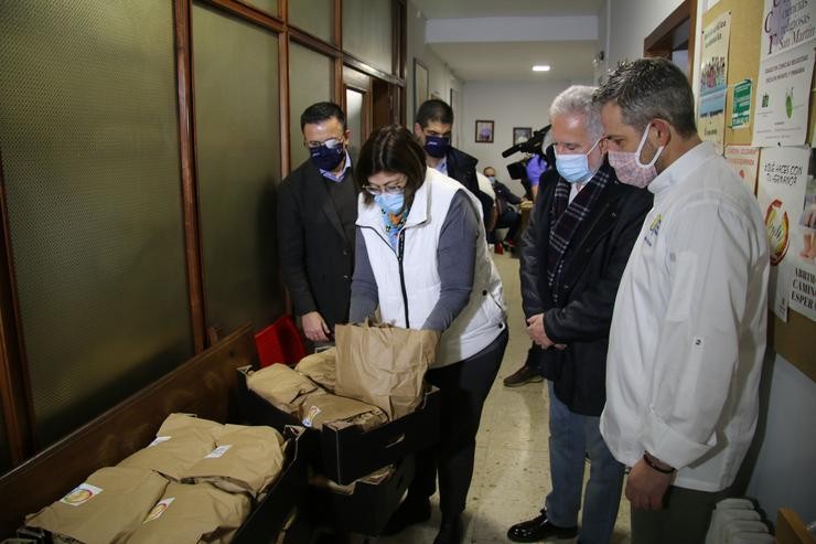 O conselleiro do Medio Rural, José González, o presidente do Parlamento de Galicia, Miguel Santalices, e o chef Miguel González en Cáritas Diocesana Ourense.. XUNTA - Arquivo