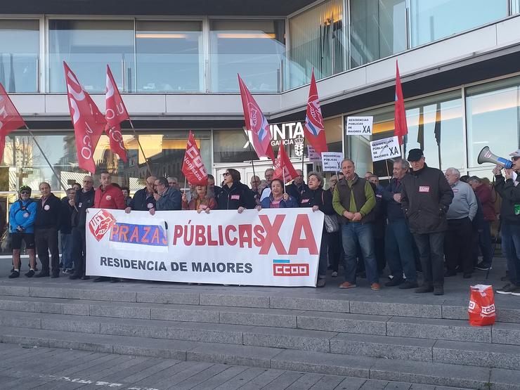 Concentración de pensionistas de CCOO e UGT ante a delegación da Xunta en Vigo para reclamar máis prazas en residencias públicas de maiores, redución de espera para a Lei de Dependencia ou máis inspeccións nestes centros.. PAULA XUSTO-EUROPA PRESS