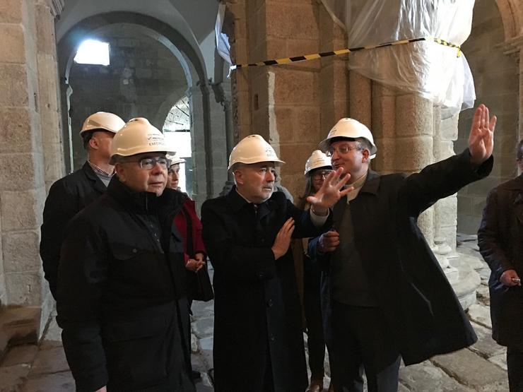 O delegado do Goberno, Javier Losada, e o alcalde de Santiago, Xosé Sánchez Bugallo, visitan as obras da Catedral. DELEGACIÓN DO GOBERNO 