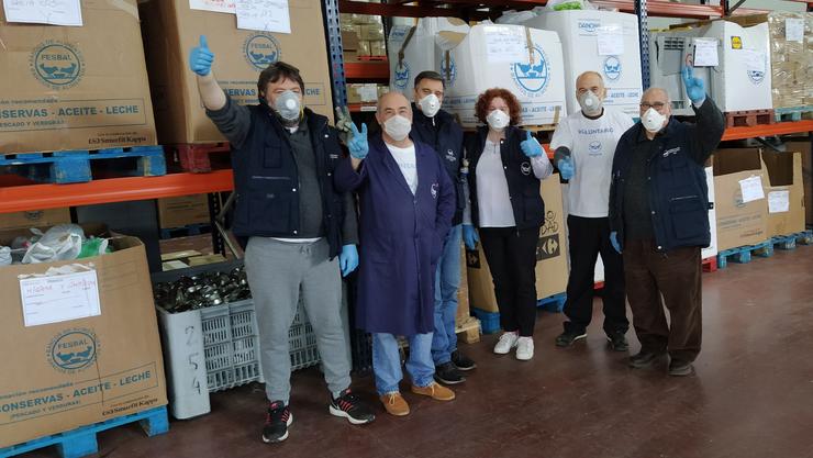 Voluntarios do Banco de Alimentos nunha nave da entidade. BANCO DE ALIMENTOS DE VIGO 