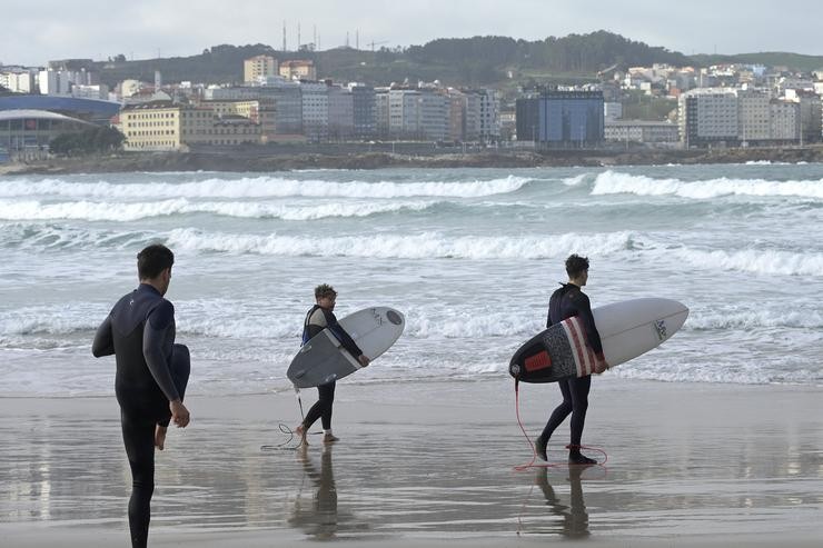 Varios surfeiros na praia da Coruña. M. Dylan - Europa Press - Arquivo