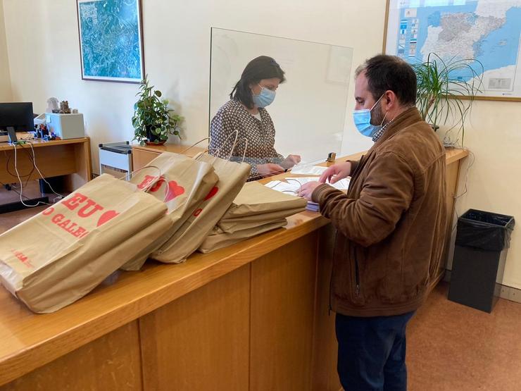 A Mesa entrega firmas de apoio á iniciativa Xabarín. A MESA 