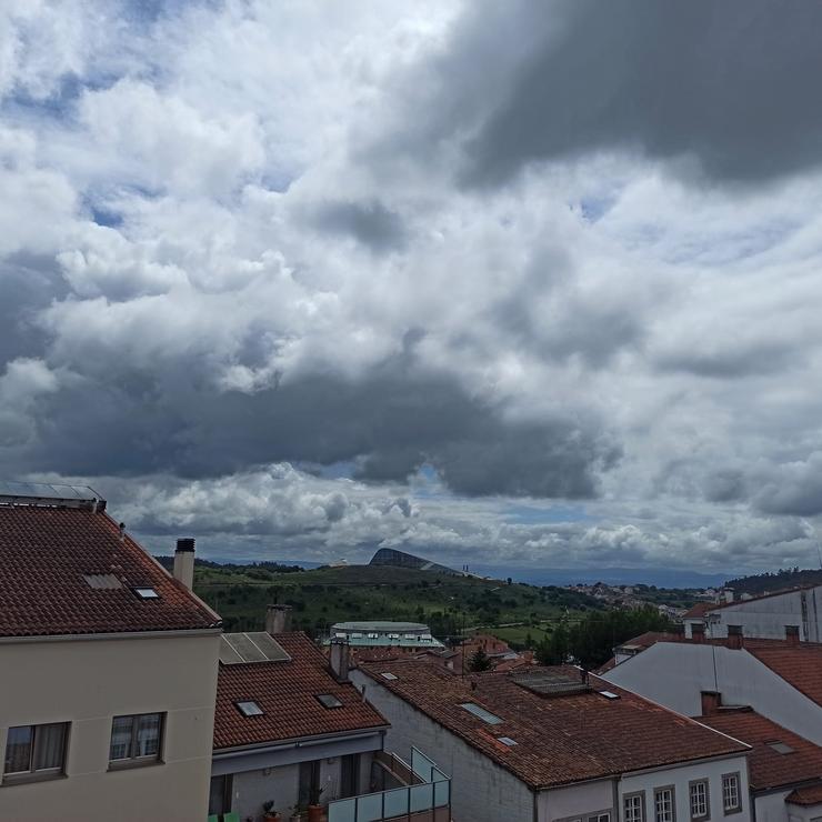 Xornada de nubes e claros en Santiago de Compostela, con chuvascos intermitentes 