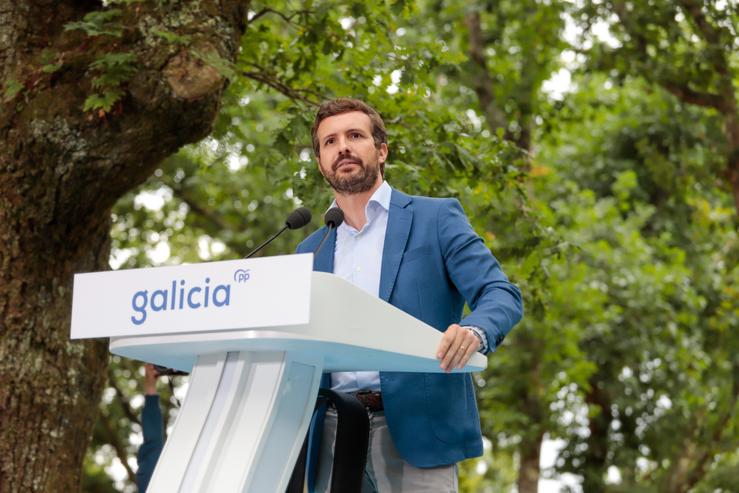 O presidente do PP, Pablo Casado, no acto de arranque político en Cerdedo-Cotobade, carballeira de San Xusto. 30 de agosto de 2021.. MARTA VÁZQUEZ / EUROPA PRESS