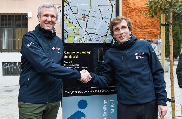 O alcalde de Madrid, José Luís Martínez-Almeida, e o presidente da Xunta de Galicia, Alfonso Rueda, pousan durante a inauguración da nova ruta saudable do Camiño de Santiago, na Praza de Santiago, a 22 de novembro de 2022, en Madrid.. Gustavo Valente - Europa Press