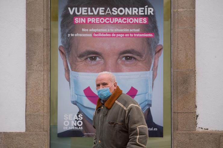 Arquivo - Un home con máscara. Carlos Castro - Europa Press - Arquivo 