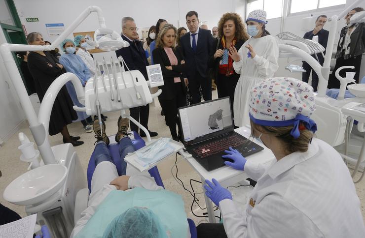 Román Rodríguez visita a nova aula que simula unha clínica de odontoloxía no CIFP Leixa de Ferrol 