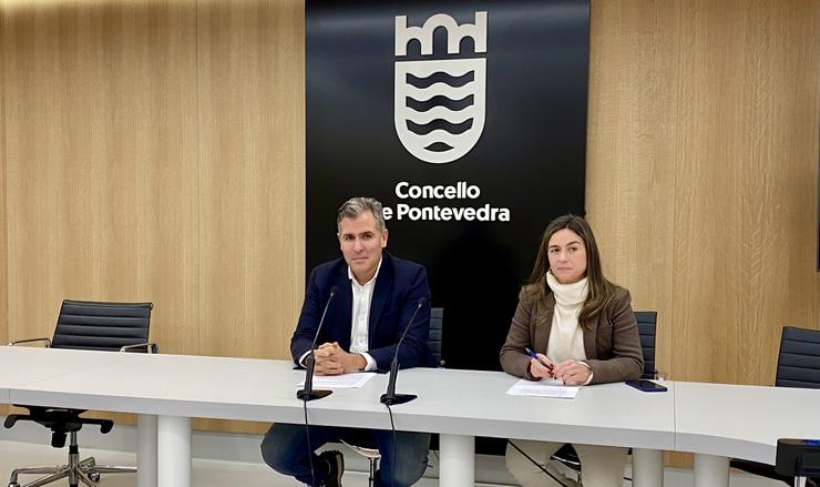 O portavoz do PP de Pontevedra e candidato á Alcaldía, Rafa Domínguez, xunto a Pepa Pardo 
