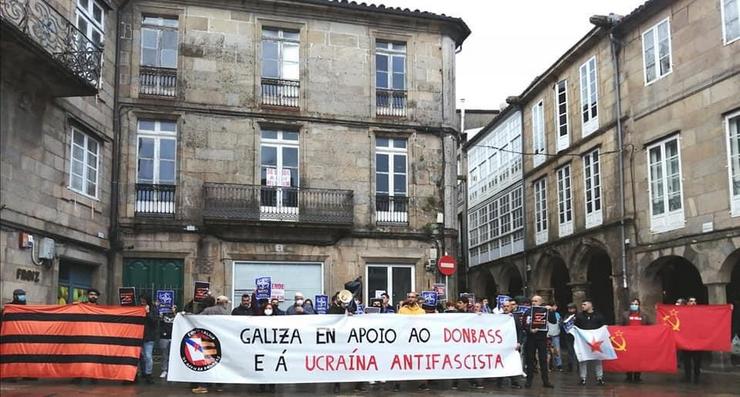 Medio cento de persoas manifestanse en Santiago a favor de Rusia e da independencia do Dombass