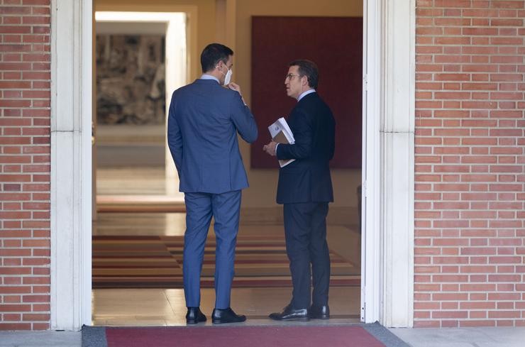 O presidente do Goberno, Pedro Sánchez (e) e o presidente nacional do PP, Alberto Núñez Feijóo (d), á súa chegada a unha reunión na Moncloa, a 7 de abril de 2022, en Madrid (España).. Alberto Ortega - Europa Press