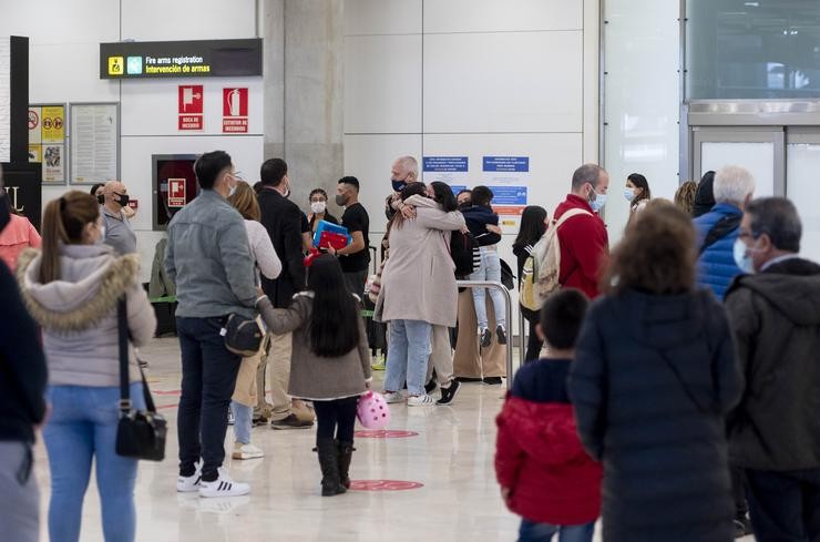 Viaxeiros na terminal T-4 do Aeroporto Adolfo Suárez Madrid-Barallas en imaxe de arquivo 