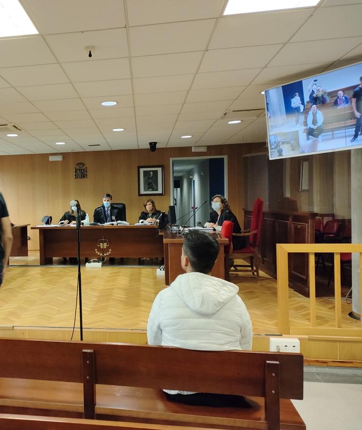 Xuízo de conformidade en Vigo,  no que foi condenado a pagar unha multa un home que increpou aos policías locais que o sancionaron por mal aparcadoiro en Gondomar .