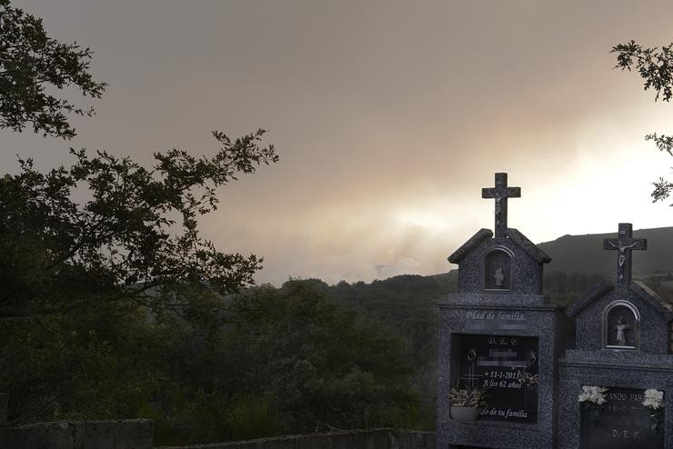 Vista das chamas do incendio desde un cemiterio, a 10 de agosto de 2022, en Laza, Ourense 