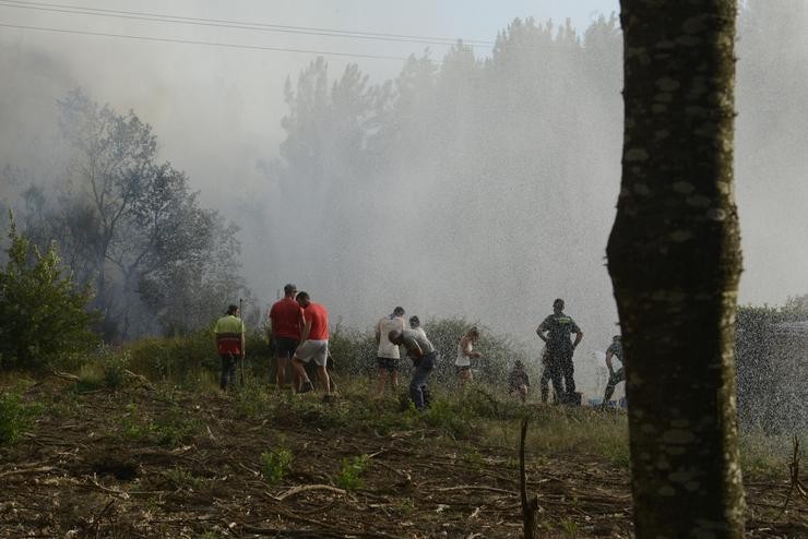 Varias persoas traballan na extinción dun incendio en Verín / Rosa Veiga - Europa Press. / Europa Press