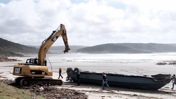 Planeadora envorcada na praia de Muxía 