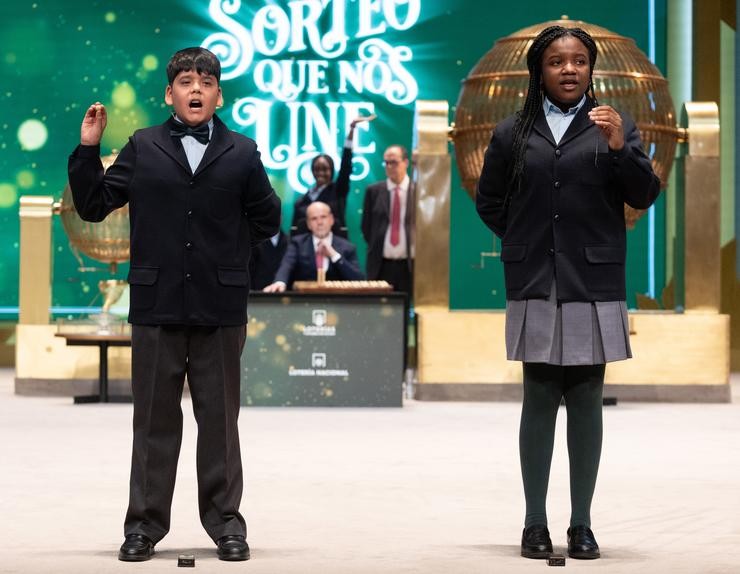 Yesica Paola Valencia e Francisco Moreno cantan o primeiro premio, o número 88008, durante o Sorteo Extraordinario da Lotaría de Nadal 2023 no Teatro Real de Madrid, a 22 de decembro de 2023, en Madrid 