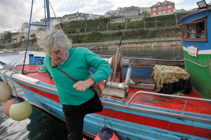 Pescadores descargan o seu barco no porto de Ribadeo, a 21 de decembro de 2022, en Ribadeo, Lugo, Galicia (España).  Este ano pasou polas rulas galegas a menor cantidade de peixe e marisco en case dúas décadas. Isto indica que as capturas da. Carlos Castro - Europa Press 