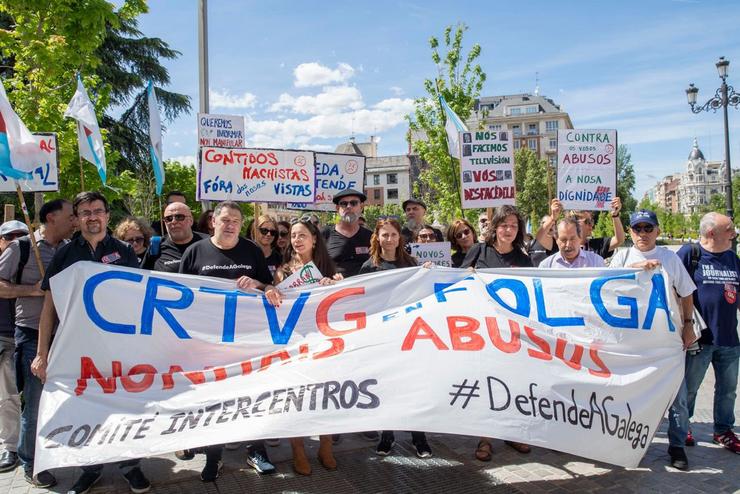 Protesta dos e das traballadoras da CRTVG diante do Congreso / Defende a Galega 