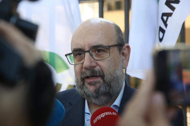 O presidente de CSIF, Miguel Borra, intervén ante os medios de comunicación durante unha protesta de funcionarios contra os recortes que sufriron na súa prestación sanitaria, fronte á Dirección Xeral de Muface, a 18 de abril de 2022 / Ricardo Rubio - Arquivo