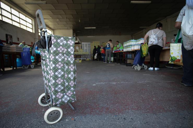 Voluntarios atenden ás persoas que veñen buscar comida no almacén do Banco de Alimentos de Lugo, a 2 de maio de 2023, en Lugo, Galicia (España). A subida da demanda obrigou ao Banco de Alimentos de Lugo a negarse a admitir novos usuar. Carlos Castro - Europa Press