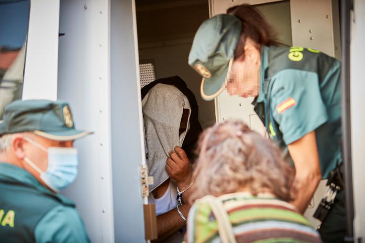 Un dos detidos por roubos con violencia en furgón policial, na Rúa Zurbarán, a 31 de maio de 2023, en Ourense, Galicia (España). Desde primeira hora de hoxe, numerosos efectivos da Garda Civil de Ourense e Pontevedra están a levar a cabo reg. Agostime - Europa Press 