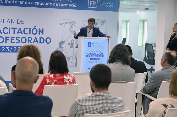 O conselleiro de Cultura, Educación, FP e Universidade, Román Rodríguez, presenta o primeiro plan de capacitación para o profesorado de FP.. XUNTA