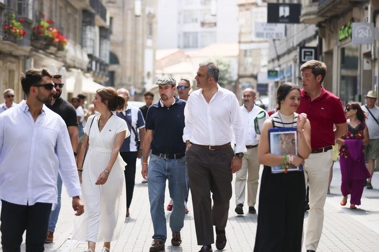 O vicepresidente de Vox, Javier Ortega Smith (c) realiza un percorrido por diferentes rúas do centro de Pontevedra.. Beatriz Ciscar - Europa Press / Europa Press